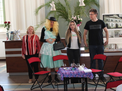 4)	Na fotografii czwórka aktorów grających w sztuce pt. „Czekoladki”.