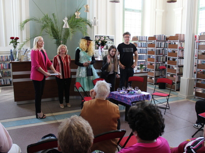 5)	Zdjęcie przedstawia aktorów grających w sztuce oraz dyrektorkę miejsko – gminnej biblioteki publicznej w Sompolnie.