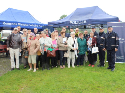 8.	Zdjęcie grupowe seniorów wraz z policjantami i organizatorami imprezy plenerowej – rejsu profilaktycznego.