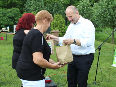 10. Na fotografii burmistrz wręczający nagrody dla dwóch seniorek.