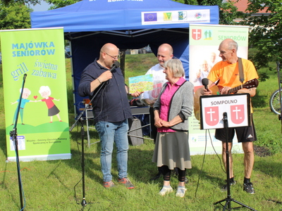 12. Na fotografii od lewej: dyrektor mgops w Sompolnie przy mikrofonie, burmistrz miasta Sompolna, laureatka konkursu plastycznego oraz instruktor muzykoterapii