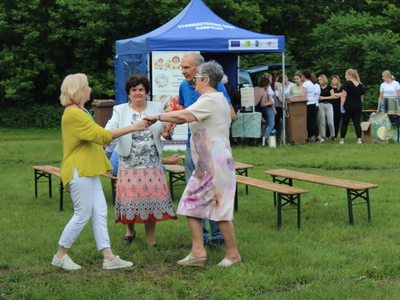 14. Na fotografii uczestnicy majówki tańczący w kółku.
