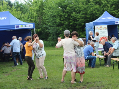 15. Na fotografii uczestnicy majówki tańczący w parach.