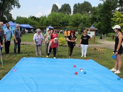 4. Na zdjęciu uczestnicy Majówki Seniora rozgrywający turniej bocce.