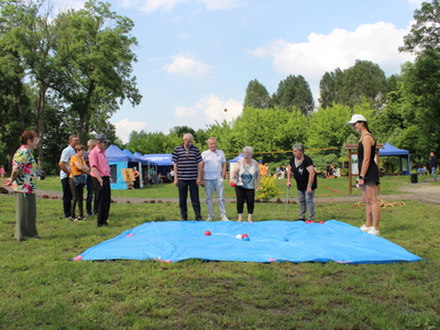 5. Zdjęcie przedstawia Seniorów rozgrywających turniej bocce.