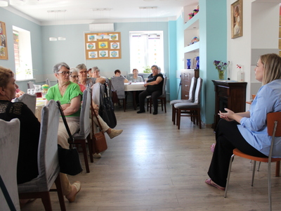 2)	Na zdjęciu pani adwokatka rozmawiająca z seniorami w DDP