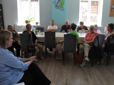 3)	Na fotografii seniorzy słuchający wykładu pani adwokat.