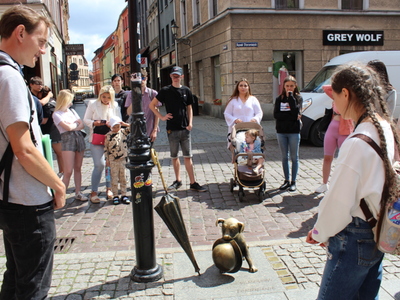 2)	Na fotografii uczestnicy wycieczki do Torunia oglądają pomnik Filusia – psa profesora Filutka.