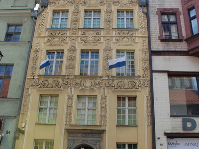 3)	Na zdjęciu uczestnicy wycieczki oglądający z zewnątrz Kamienicę pod Gwiazdą.