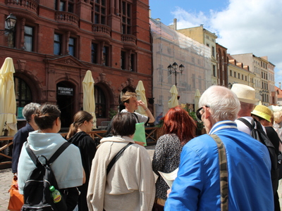 6)	 Wycieczka z przewodnikiem przed Dworem Artusa.