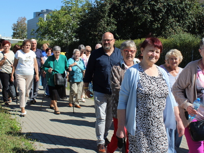 2)	Zdjęcie przedstawia wycieczkę zmierzającą w kierunku TVP.