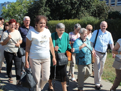 3)	Na zdjęciu wycieczka przechodząca w kierunku siedziby TVP.