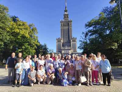 7)	Zdjęcie grupowe wykonane przed Pałacem Kultury w Warszawie. Przedstawia grupę seniorów z  Sompolna i okolic wraz z opiekunami.