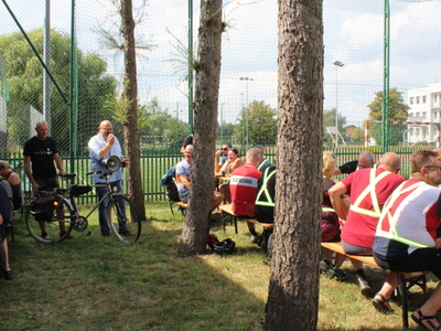 6)	Zdjęcie przedstawia dyrektora mgops opowiadającego przez megafon o placówce jaką jest dom dziennego pobytu.