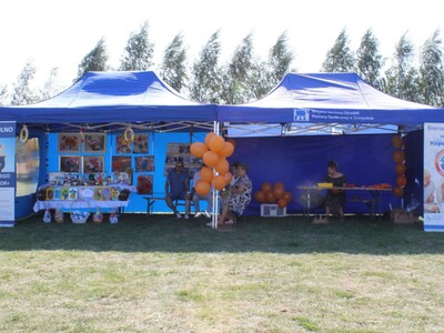 2)	Na zdjęciu dwa namioty miejsko – gminnego ośrodka pomocy społecznej w Sompolnie podczas dożynek w Lubstowie.