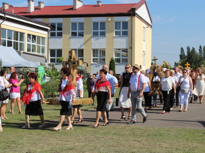 3)	Na fotografii korowód dożynkowy z wieńcami.