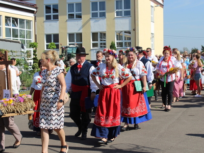 4)	Na zdjęciu korowód dożynkowy w strojach ludowych.