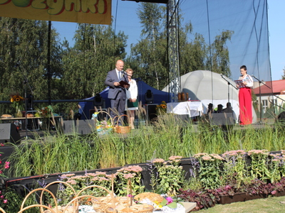 5)	Na fotografii burmistrz miasta Sompolna podczas przemówienia na dożynkach.