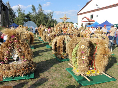 6)	Wystawa przedstawiająca wieńce dożynkowe.