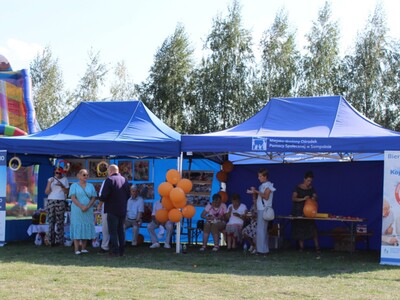 7)	Na fotografii namioty miejsko – gminnego ośrodka pomocy społecznej w Sompolnie.