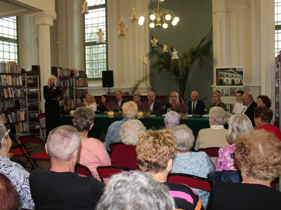 1. Zdjęcie wykonane w sali MGBP w Sompolnie. Przedstawia lektorów tegorocznego narodowego czytania, wśród nich  Dyrektor MGBP w Sompolnie przemawiająca do zgromadzonych gości.
