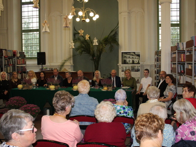 3. Zdjęcie przedstawia uczestników tegorocznego narodowego czytania podczas odsłuchu fragmentu tekstu wykonanego przez lektorów.
