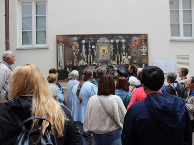 1)	Zdjęcie wykonane w Częstochowie na Jasnej Górze. Przedstawia panią przewodnik opisującą budowę ołtarza na którym znajduje się obraz MB Częstochowskiej z Panem Jezusem.