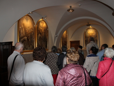 3)	Na zdjęciu seniorzy oglądający drogę krzyżową