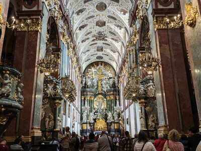 4)	Zdjęcie wykonane w bazylice jasnogórskiej