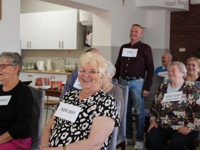 1)	Zdjęcie wykonane w Domu Dziennego Pobytu Senior+ w Sompolnie. Przedstawia uczestników zabawy w „Karetę”.