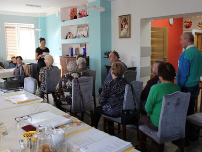 2)	Na zdjęciu seniorzy grający w „Karetę”.