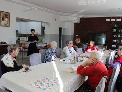 Na zdjęciu Pani – doradca obywatelski prowadząca dla seniorów prelekcję na temat służebności osobistej i umowy dożywocia.