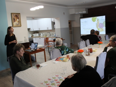 3. Zdjęcia przedstawia Panią dietetyk, która prowadzi zajęcia tematyczne dla grupy seniorów z DDP