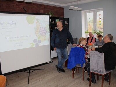 4. Zdjęcie przedstawia Dyrektora Miejsko-Gminnego Ośrodka Pomocy społecznej w Sompolnie, który wita zaproszonego gościa na Sali głównej DDP