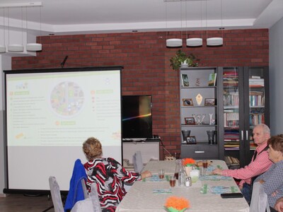 5. Na zdjęciu Seniorzy z Domu Dziennego Pobytu podczas wykładu na temat dietetyki odbywającego się na Sali głównej DDP.