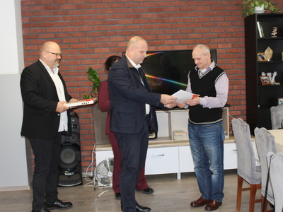 2)	Na zdjęciu Burmistrz wręczający dyplom jednemu z uczestników DDP