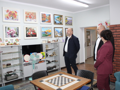 4)	Zdjęcie przedstawia delegację z urzędu oglądającą prace seniorów