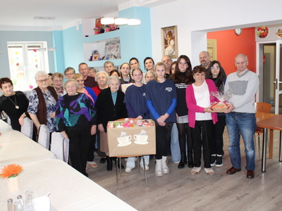 4)	Zdjęcie grupowe wykonane w sali głównej ddp. Prezentuje wszystkich uczestników spotkania: dzieci, seniorów i opiekunów.