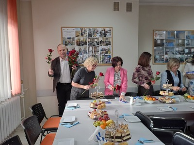 2)	Na zdjęciu burmistrz wręczający kwiaty pracownikom socjalnym.