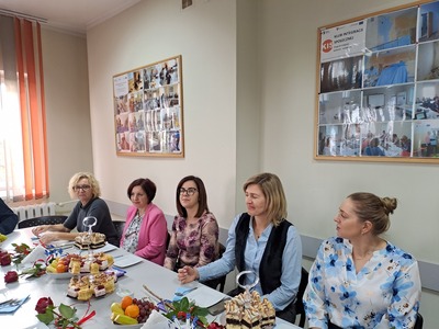 5)	Na fotografii pracownicy socjalni siedzący przy stole.