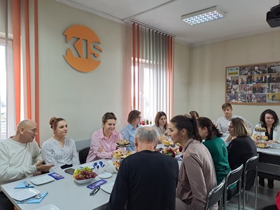 6)	Na zdjęciu pracownicy mgops siedzący przy stole.