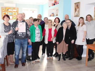 1)	Zdjęcie grupowe wykonane w Domu Dziennego Pobytu. Przedstawia seniorów, delegację z biblioteki oraz pracowników mgops w Sompolnie.
