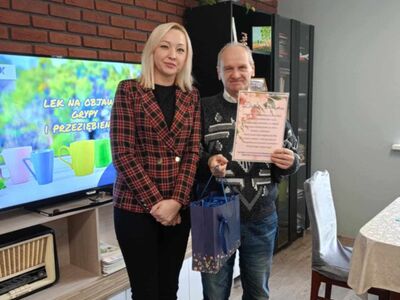 2)	Na zdjęciu pani dyrektor biblioteki wraz z uczestnikiem