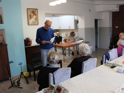 Na zdjęciu widać mężczyznę który zapowiada występ uczennicy.