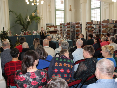 2. Zdjęcie przedstawia uczennicę śpiewającą przed publicznością.