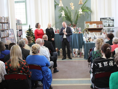 3. Na zdjęciu znajdują się goście zaproszeni na wystawę w MGBP oraz burmistrza Miasta Sompolno w towarzystwie Dyrektorek Biblioteki w Sompolnie oraz Ślesinie.