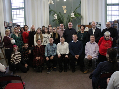 7. Zdjęcie grupowe wykonane w MGBP w Sompolnie, na którym znajdują się wszyscy zaproszeni goście.