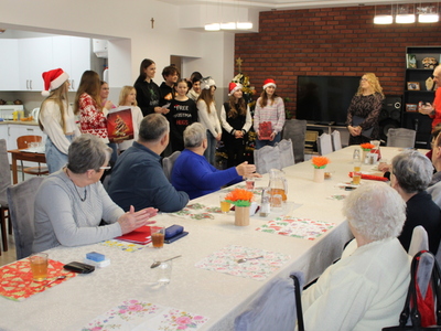 1. Zdjęcie wykonane na sali głównej DDP. Przedstawia odwiedziny dzieci z życzeniami świątecznymi.