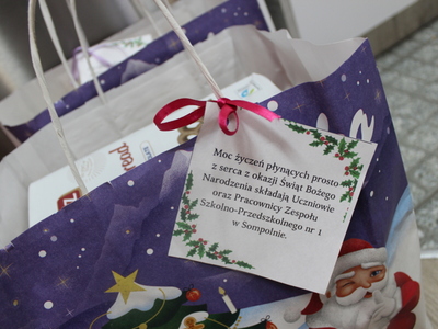 6. Zdjęcie przedstawia kartę z życzeniami świątecznymi otrzymanymi od uczniów z ZSP nr 1 w Sompolnie