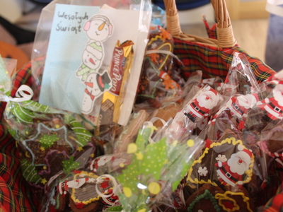 4.	Zdjęcie koszyka z pierniczkami oraz kartą świąteczną.